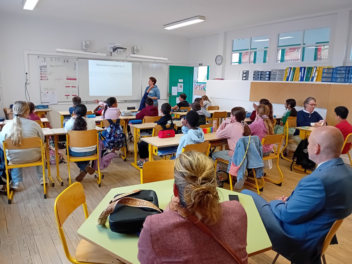 DSDEN82's tweet photo. Le DASEN avec l'IEN de circonscription Marie-Pierre Lannelong ont assisté à une séance de #mathématiques sur la mémorisation des faits numériques. Puis la classe de CM2 de l'école Jules Guesde leur a présenté le projet réalisé avec le @LyceeBourdelle sur la grille de relecture. https://t.co/a9JaMhm4Mp