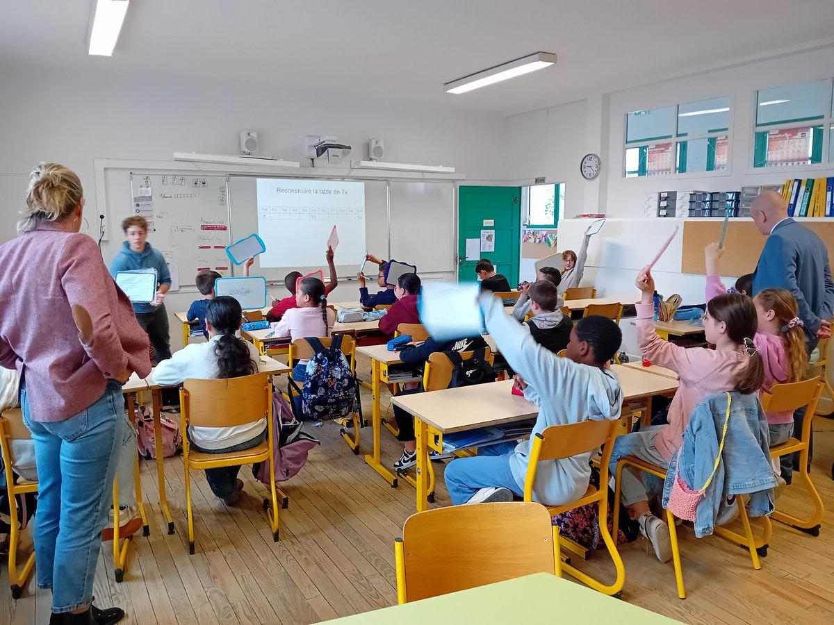 DSDEN82's tweet photo. Le DASEN avec l'IEN de circonscription Marie-Pierre Lannelong ont assisté à une séance de #mathématiques sur la mémorisation des faits numériques. Puis la classe de CM2 de l'école Jules Guesde leur a présenté le projet réalisé avec le @LyceeBourdelle sur la grille de relecture. https://t.co/a9JaMhm4Mp