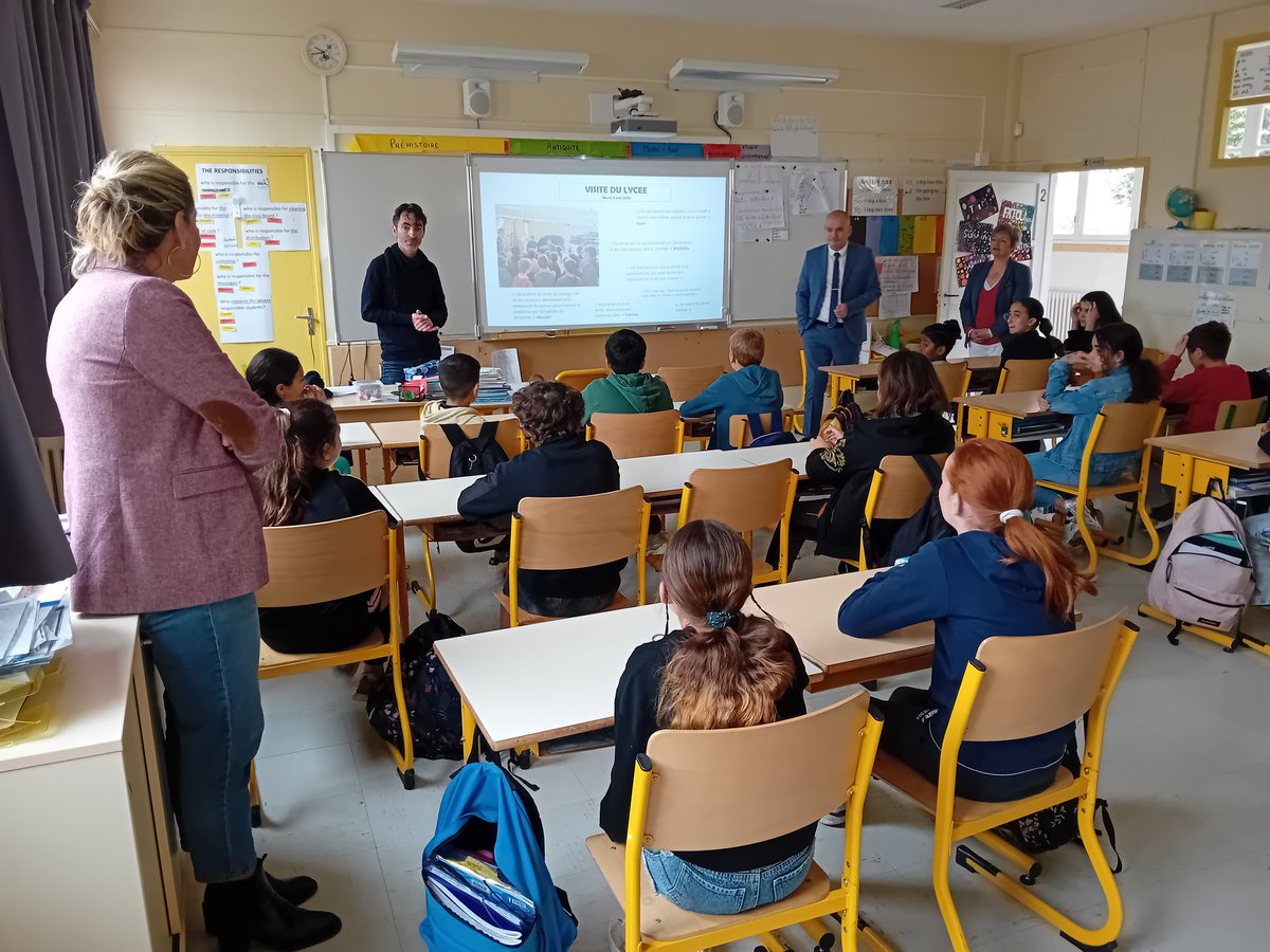 DSDEN82's tweet photo. Le DASEN avec l'IEN de circonscription Marie-Pierre Lannelong ont assisté à une séance de #mathématiques sur la mémorisation des faits numériques. Puis la classe de CM2 de l'école Jules Guesde leur a présenté le projet réalisé avec le @LyceeBourdelle sur la grille de relecture. https://t.co/a9JaMhm4Mp