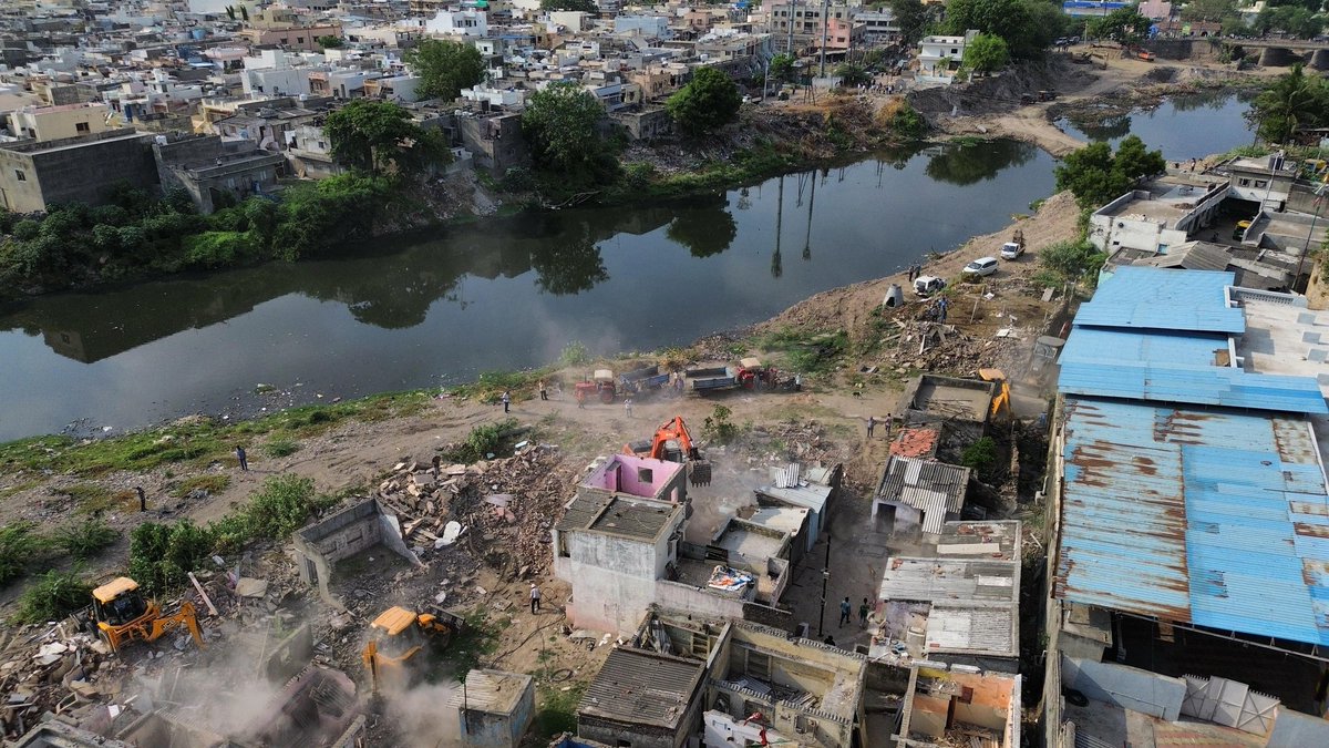 SP_Jamnagar's tweet photo. જામનગર સીટી એ ડિવિઝન પો.સ્ટે. વિસ્તારમાં અલગ અલગ દબાણકર્તા દ્વારા કાલાવાડ નાકા બહાર રંગમતી નદી વિસ્તારમાં સરકારી જગ્યા ઉપર આશરે ૧,૨૫,૦૦૦ ચો.ફૂટ વિસ્તારમાં આવેલ અનઅધિકૃત દબાણને જે.એમ.સી. સાથે સંકલનમાં રહીને દૂર કરવામાં આવેલ.

@dgpgujarat @GujaratPolice https://t.co/eRW82lYgvy
