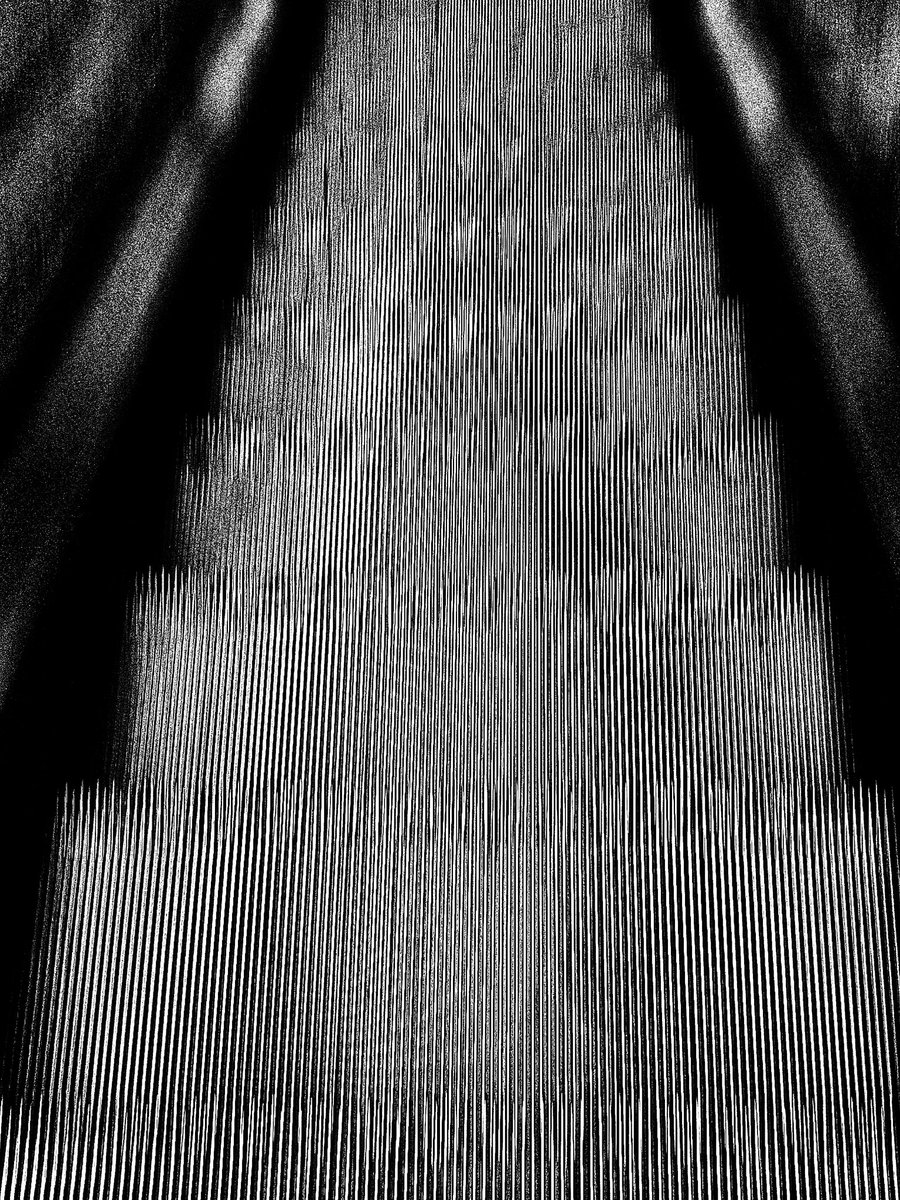 Drabbles153's tweet image. #NFTkaltenstein #abstract #escalator #motion  #photography 
#blackandwhite #monochrome 
#モノクロ  #写真  #白黒