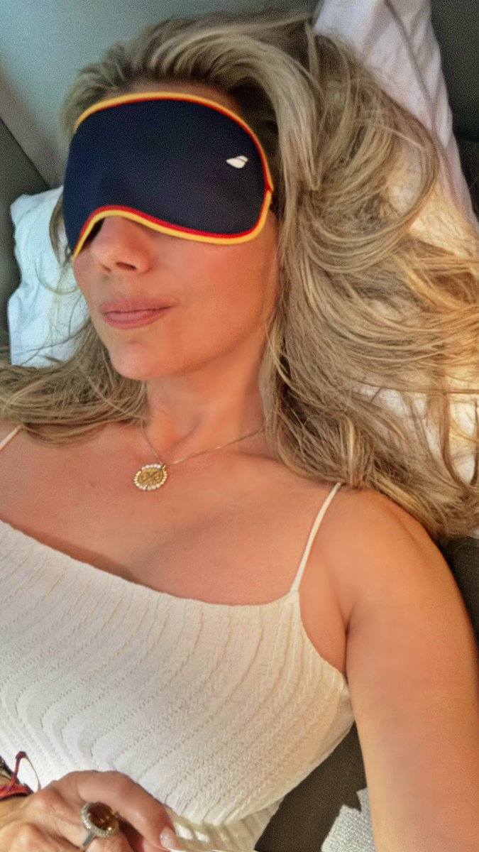 MONIKAPC's tweet image. 🛫 
Los viajes son la forma en que la 🌍 nos enseña a soñar con los ojos abiertos
~No importa el destino, lo que cuenta es la huella que dejas en el camino~
✨🧚✨ 
#departure #Despegando  #Tinkerbell #beautifuldestinations #Lapazseaconnosotros  #Travel #Adventure 
#bonvoyage ❤️