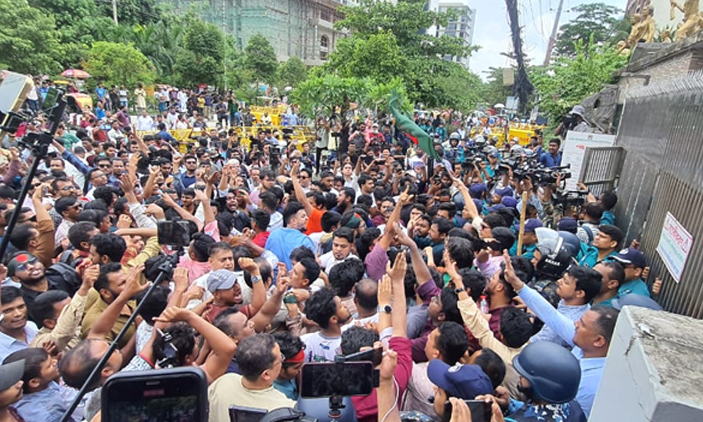 ইসি ভবনের সামনে এনসিপি বিক্ষোভ: ব্যারিকেড ভেঙে প্রবেশ পথে অবস্থান