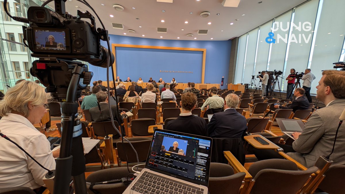 aahsh's tweet image. #BehindTheScenes of @JungNaiv
Live aus der #BPK:
Vorstellung des Jahresgutachtens der "fünf Wirtschaftsweisen" @SVR_Wirtschaft
youtube.com/live/52lxH_A_T…