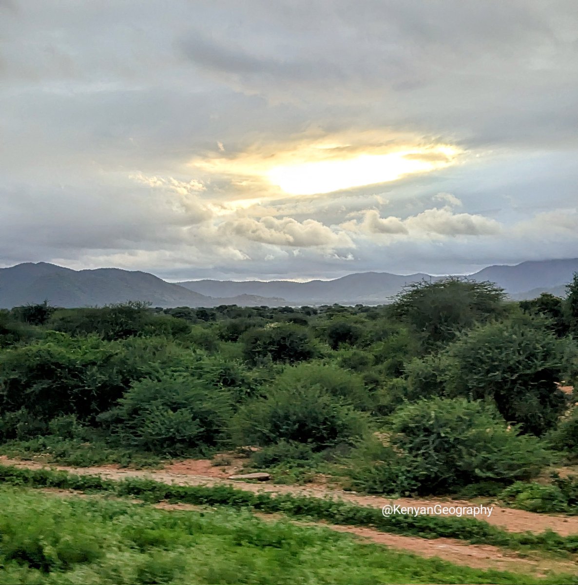 Natural features are used to delineate boundaries between territories. The Kenya-Ethiopia border is marked by an  escarpment that extends for over 100km between Sololo and Gurar. Kenya is on the lower plains while the rise of the Ethiopian highlands begins at this point.