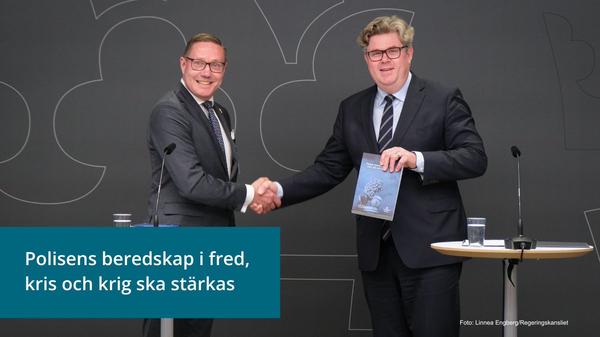 Justitieminister Gunnar Strömmer har tagit emot betänkandet Polisiär beredskap i fred, kris och krig. Utredningen lämnar förslag som syftar till att stärka polisens beredskap i fredstid, vid höjd beredskap och ytterst i krig.

Läs mer och se pressträffen⬇️
regeringen.se/pressmeddeland…