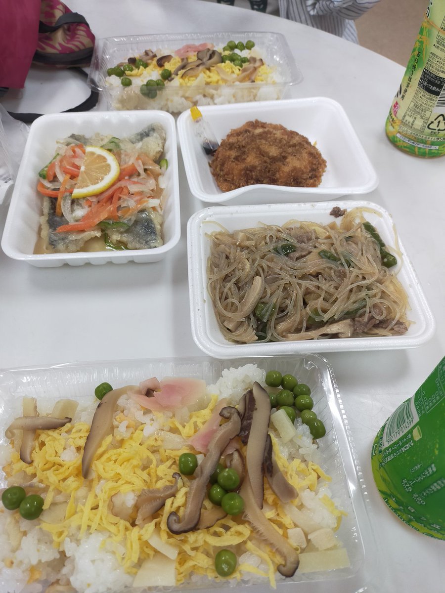 【徳島県海陽町にて】
PIA海部という現地スーパーで徳島県南のちらし寿司を購入。
大阪人や徳島県でも県北の人達からすると、「ギンギンに酸っぱい」と言わしめる柚子果汁入りの酢飯。
我々にとっては「おおごっつぉう😍」