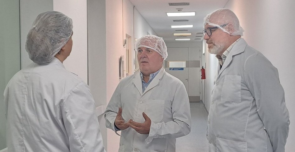 LIFSE_stafe's tweet photo. Trabajo conjunto por la salud pública.

Recibimos al Lic. Martín Alonso y al Farm. Gustavo Fontana, autoridades del Laboratorio Municipal de la ciudad de Córdoba para intercambiar experiencias y proyectar la posible la provisión de nuestra producción a la @saludmunicba  🤝 https://t.co/2bHi9z9Zp2