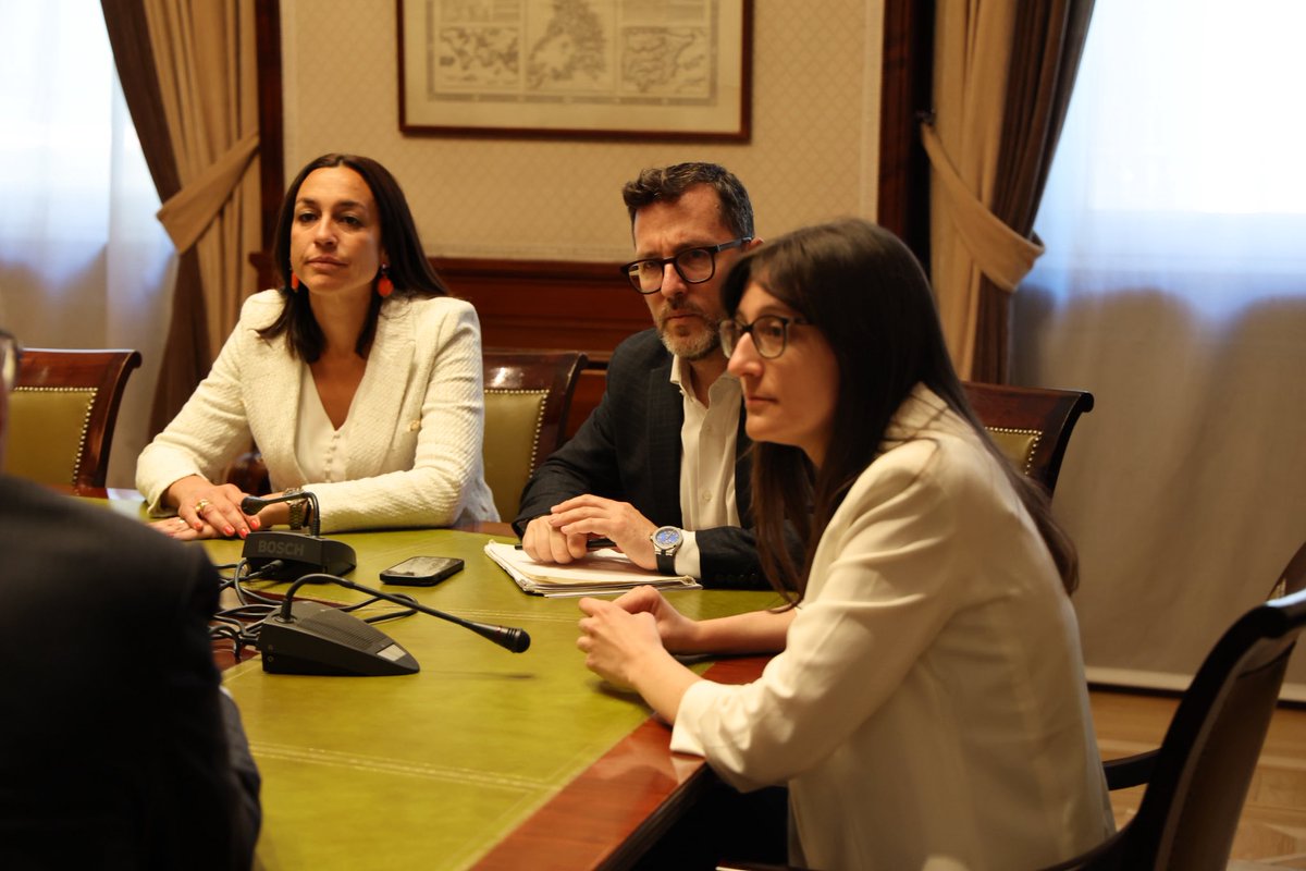 Paco Aranda (@arandapaco) on Twitter photo Avui, amb diputada <a href="/albasn/">Alba Soldevilla Novials</a> i senadora <a href="/ElenaVilaGomez/">Elena Vila / ❤️</a> hem mantigut reunió molt profitosa amb <a href="/PatronalCecot/">Patronal Cecot</a> Hem conversat sobre l estat industrial, laboral i ecònomic del Vallès Occidental, coincidint en que la comarca està preparada pels nous reptes i oportunitats.
<a href="/PSCVOCC/">PSC Vallès Occidental</a> Avui, amb diputada <a href="/albasn/">Alba Soldevilla Novials</a> i senadora <a href="/ElenaVilaGomez/">Elena Vila / ❤️</a> hem mantigut reunió molt profitosa amb <a href="/PatronalCecot/">Patronal Cecot</a> Hem conversat sobre l estat industrial, laboral i ecònomic del Vallès Occidental, coincidint en que la comarca està preparada pels nous reptes i oportunitats.
<a href="/PSCVOCC/">PSC Vallès Occidental</a>