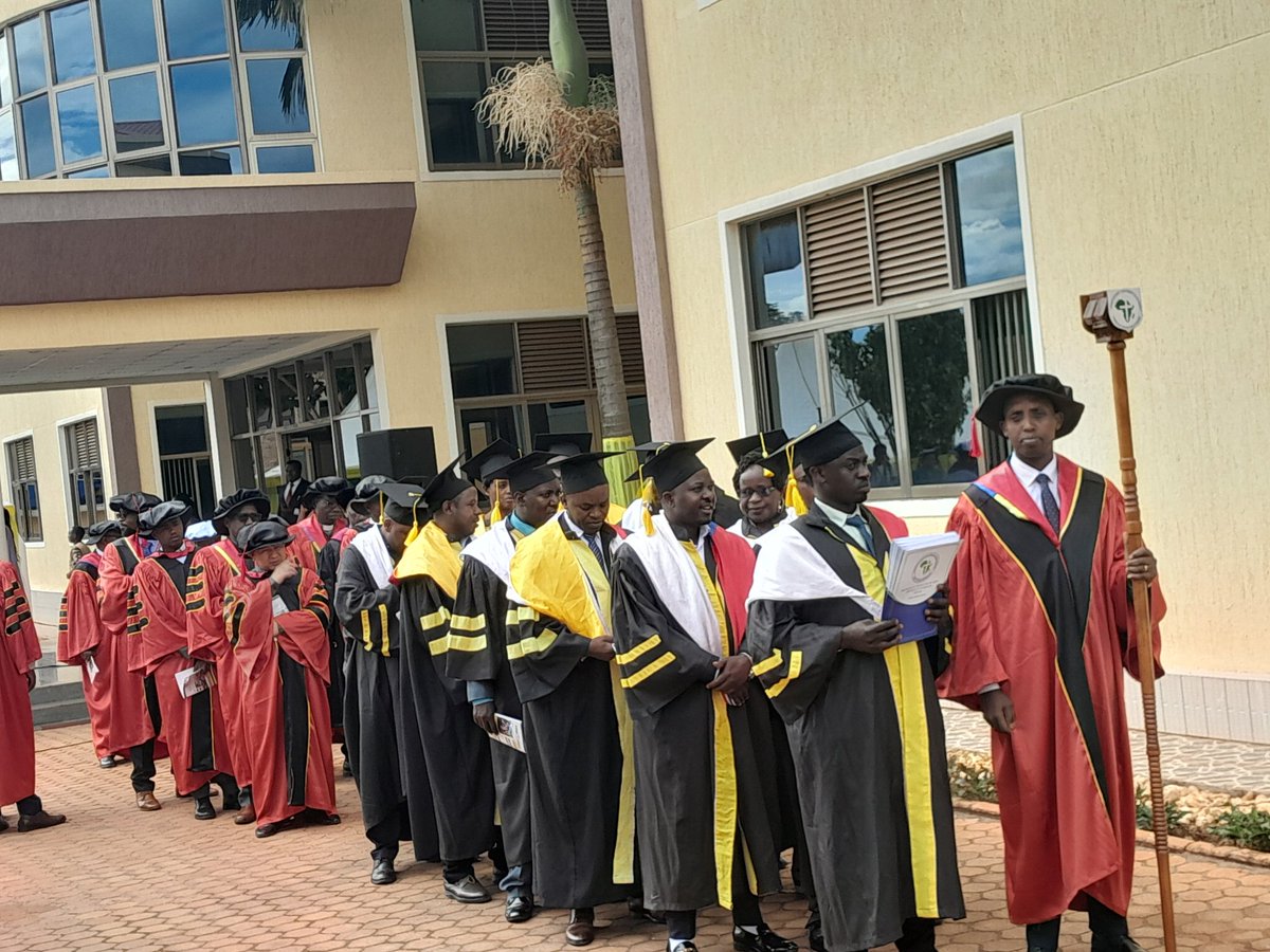 liferadio96fm's tweet photo. #BiriKuba
Muri kaminuza y’Abaporotestanti y’u Rwanda@PUR_RWANDA yahoze yitwa #piass mu karere @HuyeDistrict , habaye umuhango wo gutanga impamyabumenyi ku banyeshuri 573 barangije mu mashami ya #Theology_Education_DevelopmentStudies na Masters muri Theology https://t.co/M0aHpVuozg