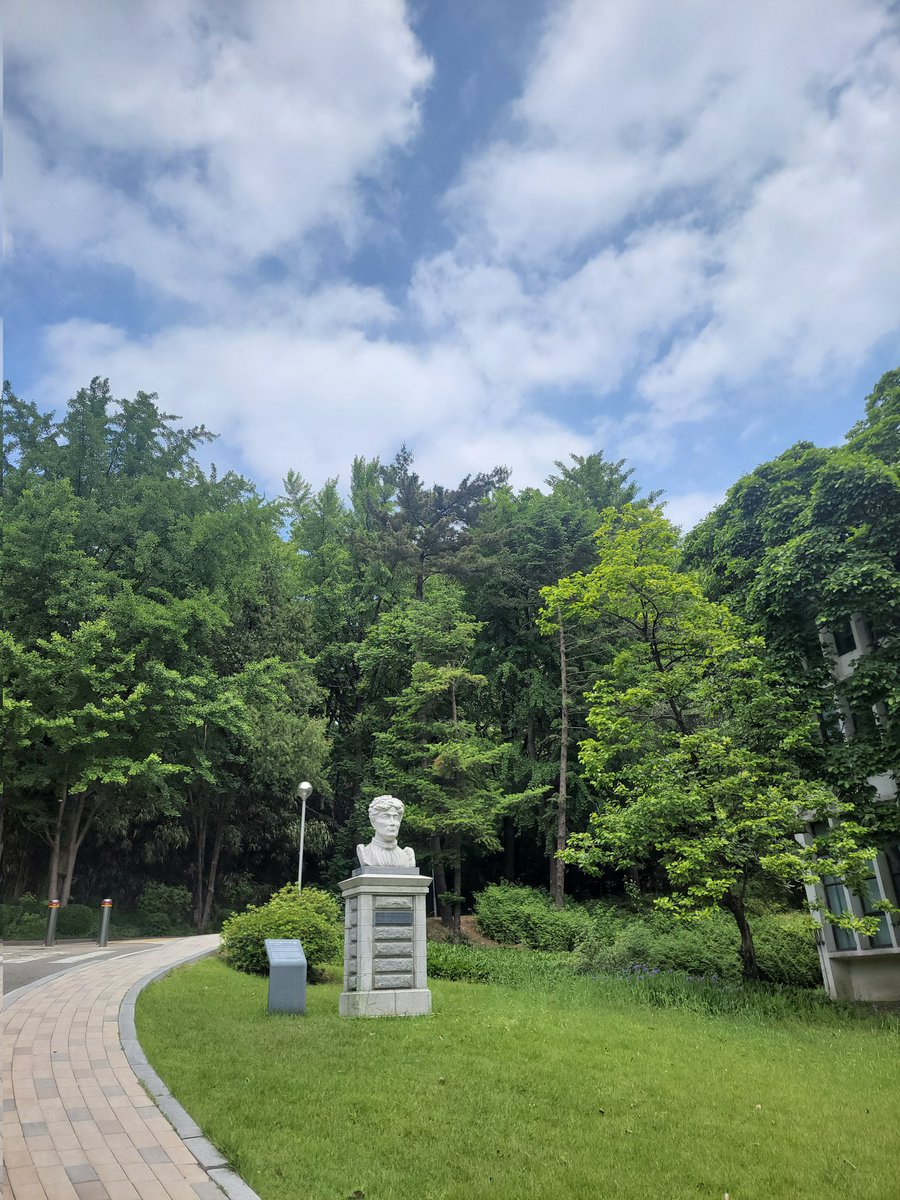 Happy and honored to give a lecture to Ewha Womans University in Seoul regarding the UN Security Council and the ROK's activities as an elected member. I very much liked the attentive atmosphere in the classroom as well as the beauty of the campus.