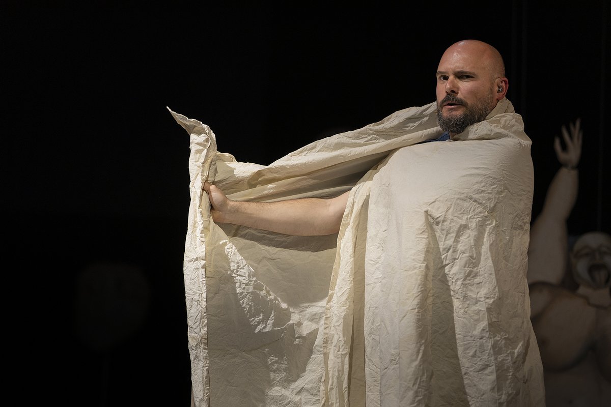Este viernes 23 de mayo, Poeta en Nueva York dirigida por Carlos Marquerie, viaja al Teatro Central de Sevilla.

Los poemas de Lorca con una puesta en escena en la que actores, bailarines, músicos y títeres comparten escenario.

📷 Vanessa Rábade

#Teatro #TeatroContemporáneo