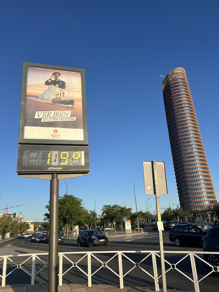 Esta mañana a buena hora ya estaba #lafotógrafadelpuente mirando al pantalán por si veía a #elpescadordeTriana pero no hay forma. Estará preparando el viaje a Polonia o los botos para el Rocío ¡Buenos días!