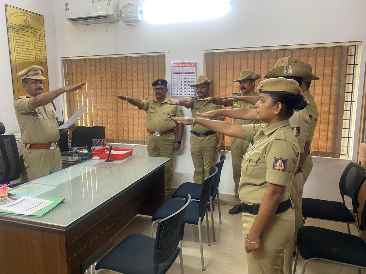 ಇಂದು ಮಂಗಳೂರು ಉತ್ತರ ಉಪ ವಿಭಾಗ ಕಚೇರಿ ಯಲ್ಲಿ   "ಭಯೋತ್ಪಾದನಾ ವಿರೋಧಿ ದಿನಾಚರಣೆ"ಯ ಅಂಗವಾಗಿ  ಪ್ರತಿಜ್ಞಾವಿಧಿ ಸ್ವೀಕರಿಸಲಾಯಿತು.