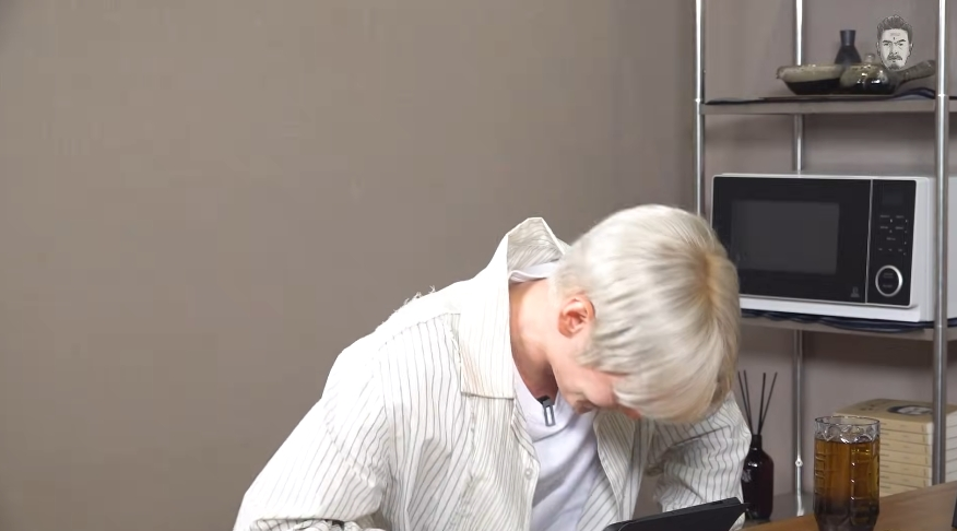 ไอ่สัส ชอบมุกนี้มาก 55555555555555555555555555

ตัวอักษรอะไรสวยสุด คำตอบคือ E
เพราะถ้าท่องเอบีซีตามสำเนียงเกาหลีมันจะเป็น เอ บี ซี ดี อี เอพือ จี ( F เอพือ G จี ออกเสียงคล้ายกับคำว่าสวย เยปือจี)

ละอึนซอกไม่ไหวละ ขำจนหน้าแดง 5555555555555555