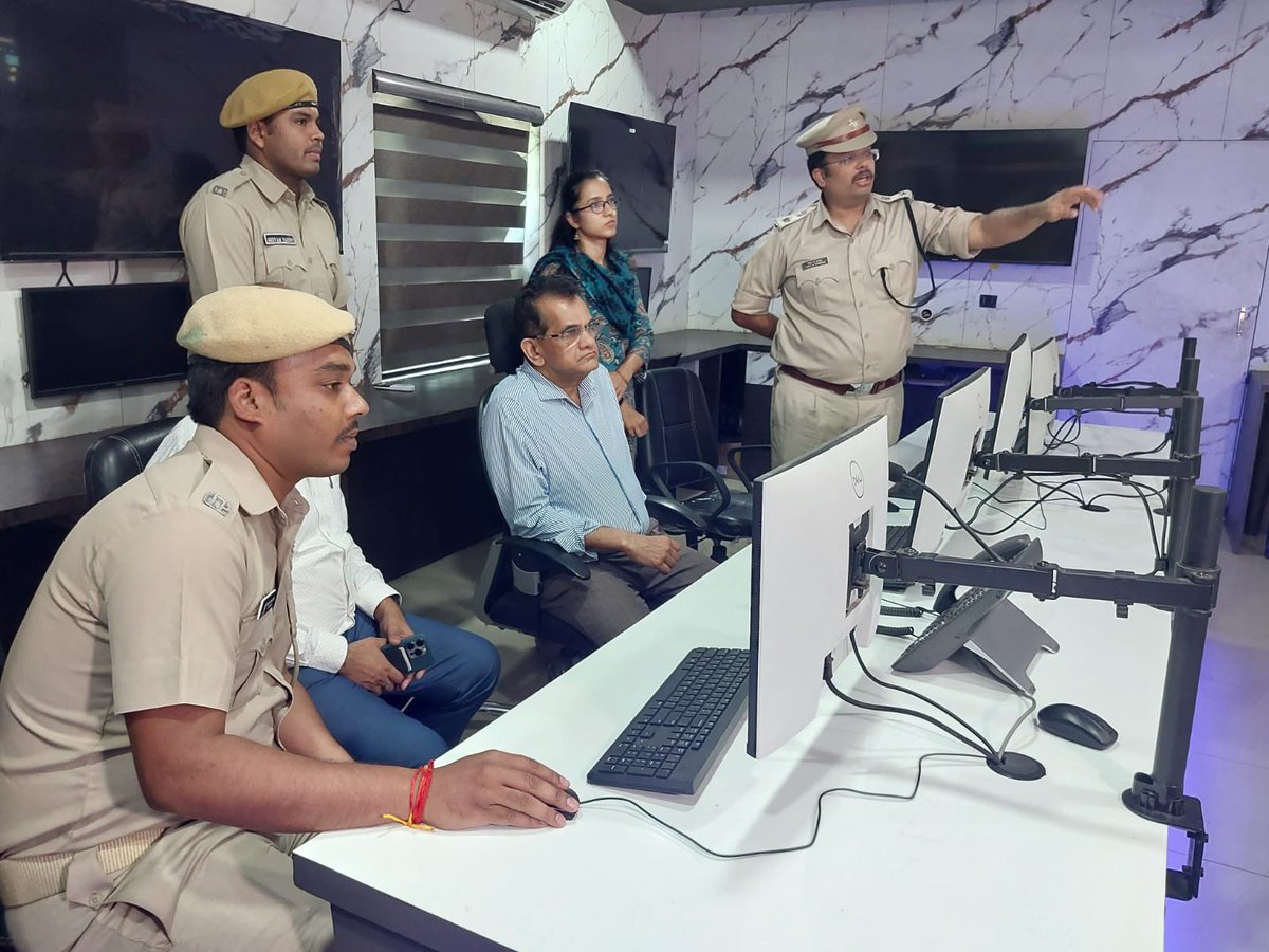 amitabhk87's tweet photo. Jharsuguda District Police in Odisha have implemented an AI-powered Safe City CCTV system to enhance urban security. Equipped with features like Smart Poles in residential areas, the system enables real-time crime detection, traffic monitoring, and fosters a strong sense of safety among citizens. My congratulations to the Collector and SP Jharsuguda! @Abolinaravane @smitparmar7