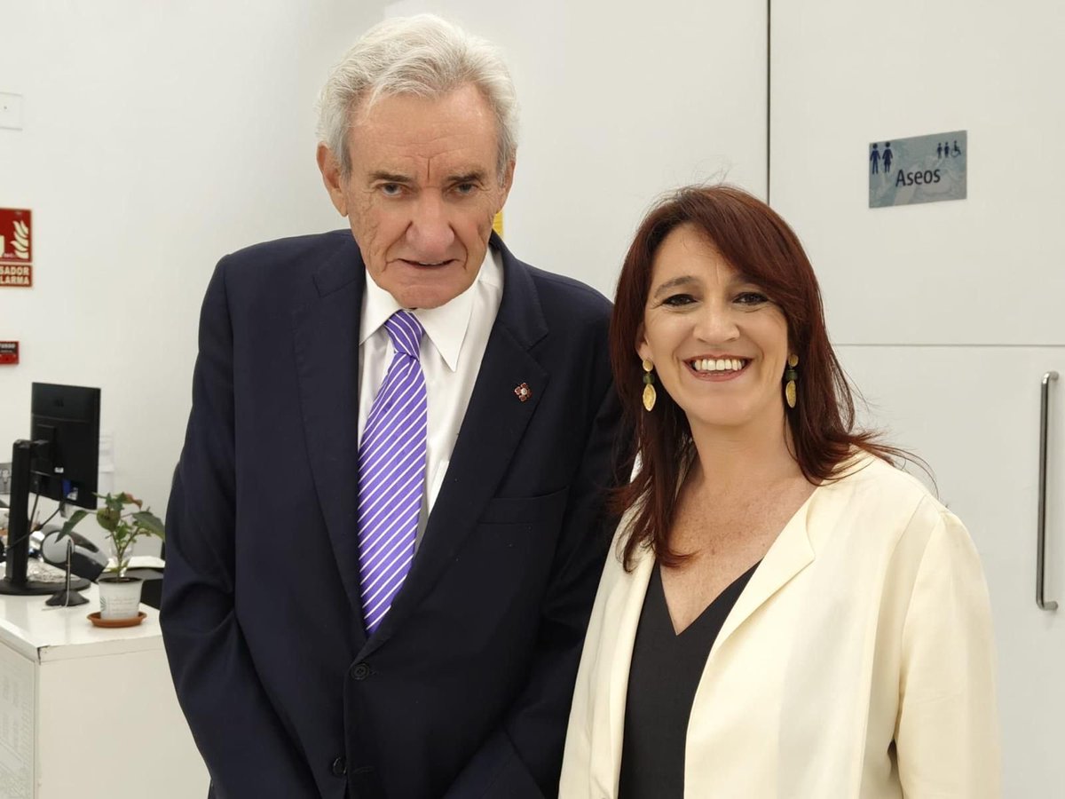 La presidenta de <a href="/mas_demo/">+Democracia</a>    <a href="/tinamonge/">cristina monge 🇪🇺</a>. demostró ayer una vez más que estar a la altura, sin perder la sensibilidad, la profesionalidad y el saber estar, es cosa de un@s poc@s. Ella es una de ellas 
Ciclo de Periodismo de la <a href="/BNE_biblioteca/">Biblioteca Nacional de España</a> lo demostró una vez más. 

Gracias