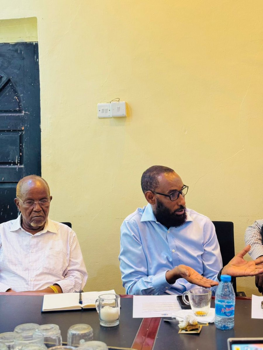 Today, i met with Somali oil traders and discussed the implementation of downstream regulations to ensure fuel quality standards in Somalia. 
We remain committed to working together with oil traders to develop the country’s petroleum sector. 🇸🇴⛽ #Somalia #Petroleum