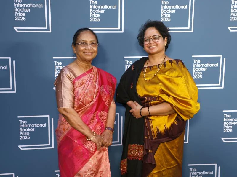🫡  A literary salute to Indian author Banu Mushtaq and translator Deepa Bhasthi for winning the #InternationalBooker2025 for “Heart Lamp” - a collection of 12 captivating short stories chronicling the everyday lives and struggles of women in southern India.