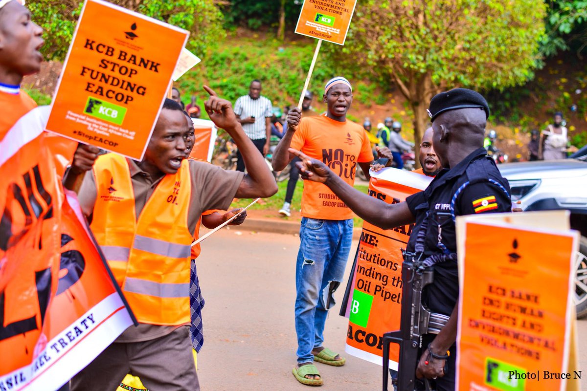 Breaking dozens of activists have been arrested in a non-violent protest march to @KCBGroup bank to protest the banks decision of providing debt funding to EACOP. They are currently detained at Kiira road police station, no one should be arrested for rejecting EACOP
#stopEACOP