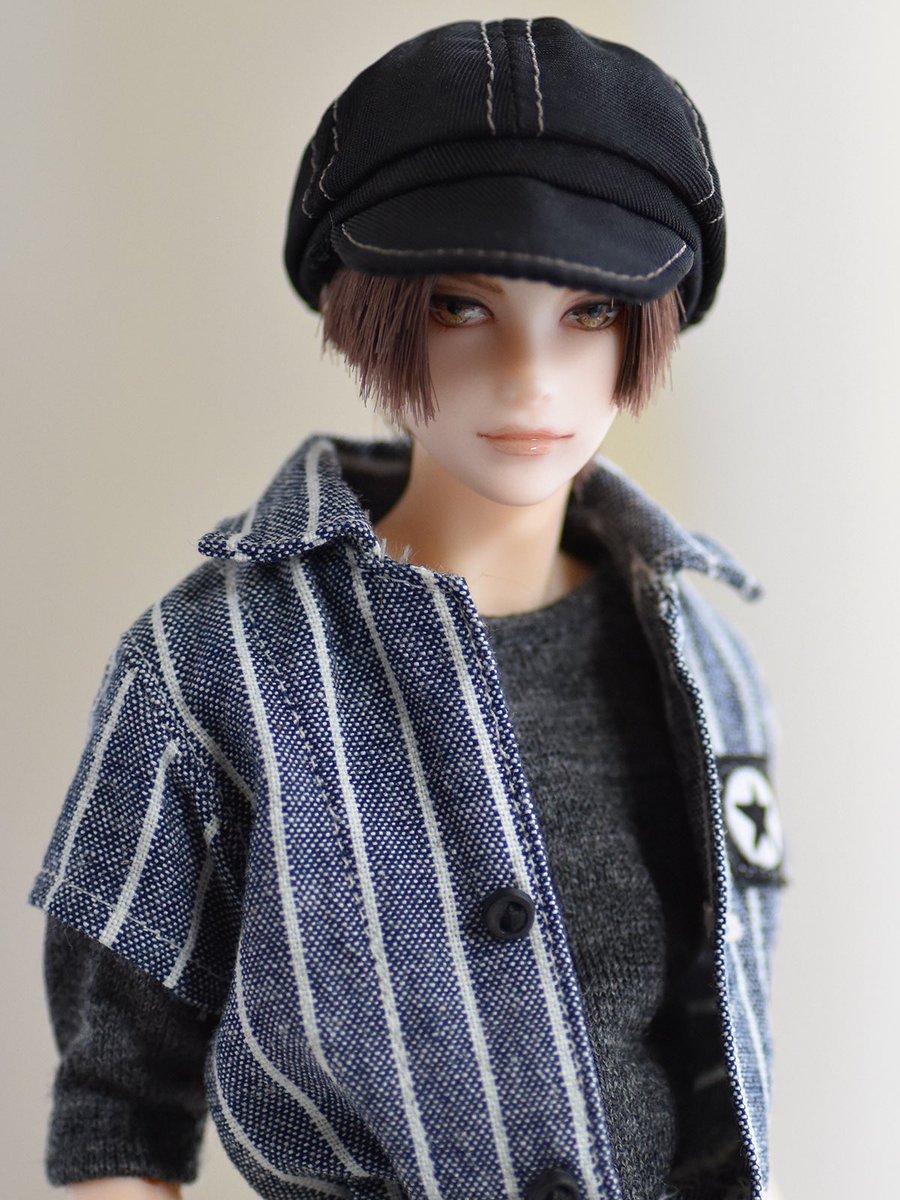 カスタム子、エイトも衣装が決まりました。
今日はやっと晴れ、日が入るうちにとバタバタ撮るだけ撮って、とり急ぎ1枚現像。
AFでいつも前髪や襟とかにピント行っちゃってムキーってなってるのに
これでつばに行かずに顔に来てるのスゴくない？！と思って…（スゴくない）

#六分の一男子図鑑　#DS75