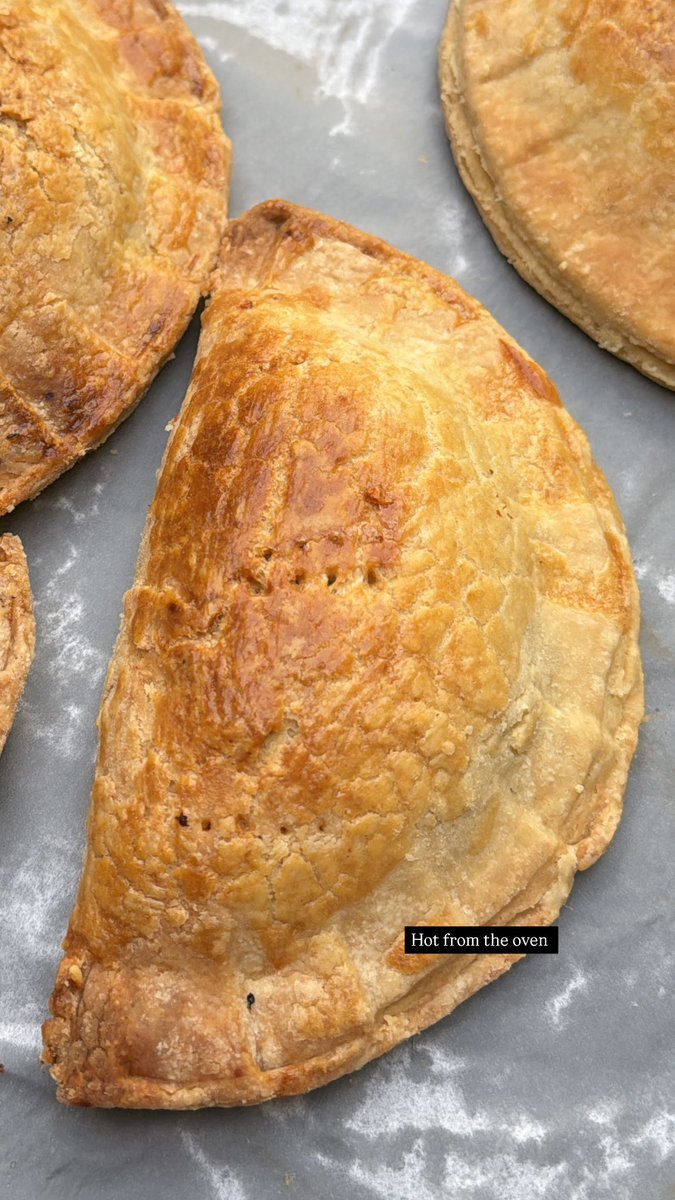 spicy__bites's tweet photo. Dan Allah don’t scroll without retweeting 🥺🙏

Hot hot morning Meat pie available now !

Made from Short crust pastry called Pâte Brisée in French. A flaky tender crust! 

1800 each ! https://t.co/0mQSKybcF3