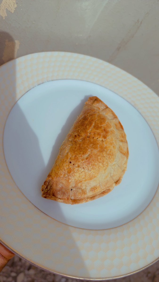 spicy__bites's tweet photo. Dan Allah don’t scroll without retweeting 🥺🙏

Hot hot morning Meat pie available now !

Made from Short crust pastry called Pâte Brisée in French. A flaky tender crust! 

1800 each ! https://t.co/0mQSKybcF3