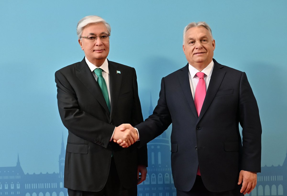 Press Office of the President of Kazakhstan (@aqorda_press) on Twitter photo 🇰🇿 President <a href="/TokayevKZ/">Qasym-Jomart Toqayev</a> arrived at the Várkert Bazár pavilion to participate in the Informal Summit of the <a href="/Turkic_States/">Organization of Turkic States</a>.
🇭🇺 Prime Minister <a href="/PM_ViktorOrban/">Orbán Viktor</a> extended a warm welcome to the Kazakh President.
#OTSBudapestSummit2025 🇰🇿 President <a href="/TokayevKZ/">Qasym-Jomart Toqayev</a> arrived at the Várkert Bazár pavilion to participate in the Informal Summit of the <a href="/Turkic_States/">Organization of Turkic States</a>.
🇭🇺 Prime Minister <a href="/PM_ViktorOrban/">Orbán Viktor</a> extended a warm welcome to the Kazakh President.
#OTSBudapestSummit2025