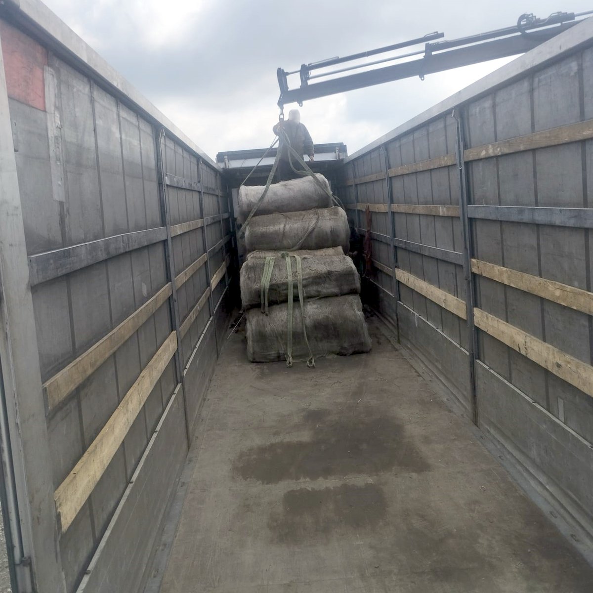 The flower bulb nets we recently collected in the Netherlands have now arrived in Dnipro oblast 🇺🇦. They are being used there to protect frontline positions and even supply routes from Russian attack drones.
These nets save lives!

💪 Help us deliver even more to Ukraine! Every