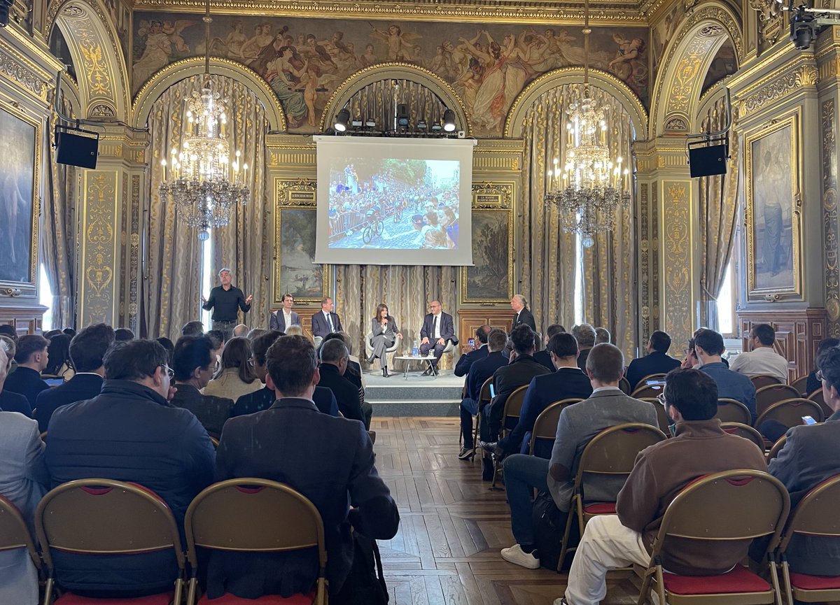 Un petit air de JO2024 : il y aura 3 passages par la côte de la Butte Montmartre lors de la dernière étape du prochain Tour de France. Le dernier à 6km de l’arrivée traditionnelle sur les Champs Elysées. Parcours détaillé présenté aujourd’hui à la Mairie de Paris #tdf2025