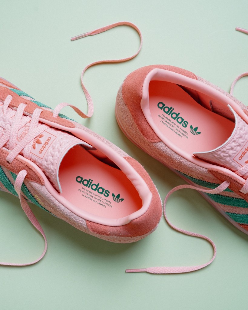 AFEWSTORE's tweet photo. SHOP LINK ➡️ https://t.co/RbNuYgYD8A

Throwback energy in every step. The adidas WMNS Gazelle Indoor brings ‘70s terrace vibes to today’s streets – soft suede, classic gum sole, timeless attitude.

#GazelleIndoor #adidasOriginals #SuedeSeason #ThreeStripesStyle #AFEWstore https://t.co/jcZzwf7da7