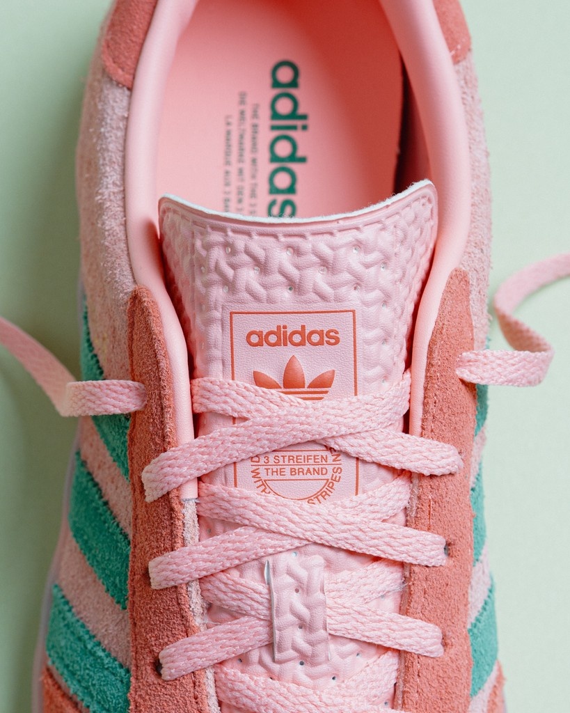 AFEWSTORE's tweet photo. SHOP LINK ➡️ https://t.co/RbNuYgYD8A

Throwback energy in every step. The adidas WMNS Gazelle Indoor brings ‘70s terrace vibes to today’s streets – soft suede, classic gum sole, timeless attitude.

#GazelleIndoor #adidasOriginals #SuedeSeason #ThreeStripesStyle #AFEWstore https://t.co/jcZzwf7da7