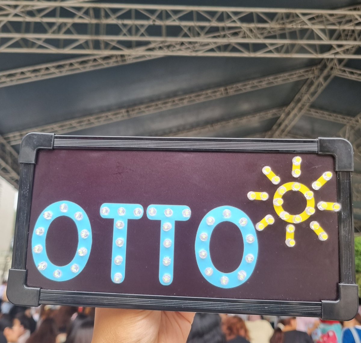 แอดมินมาถึงแล้วนะคะ ใครลงทะเบียนยืมป้ายไฟ DM มาได้เลยน้า 🙌🏻

#OTTOsippavitch
#DICEBUSKING
#DICE_SONRAY