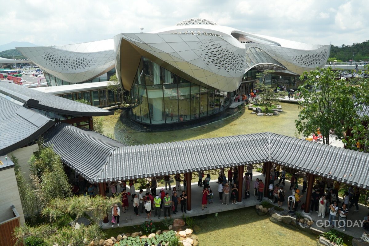 iGuangdong's tweet image. 🎉On May 20, the Baiqiao Service Area, inspired by #lychee, opened on the #Baotou-#Maoming Expressway. It serves as a vibrant landmark with buildings resembling lychee fruit and leaves.🍃

This project blends transportation, #agriculture, culture, tourism, and commerce,