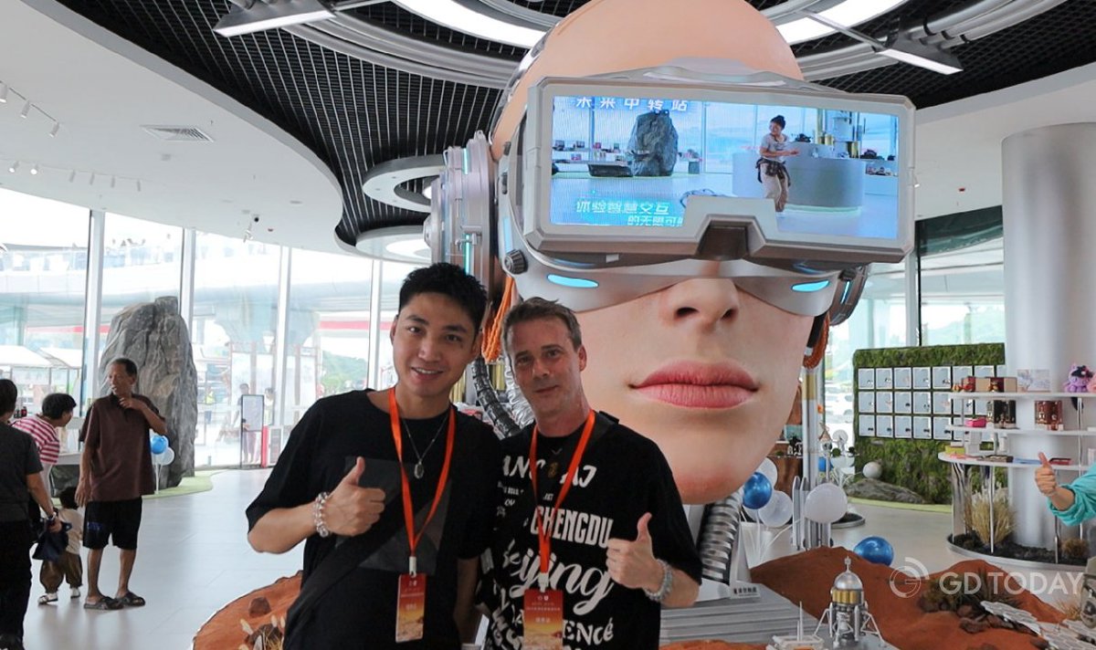 iGuangdong's tweet image. 🎉On May 20, the Baiqiao Service Area, inspired by #lychee, opened on the #Baotou-#Maoming Expressway. It serves as a vibrant landmark with buildings resembling lychee fruit and leaves.🍃

This project blends transportation, #agriculture, culture, tourism, and commerce,