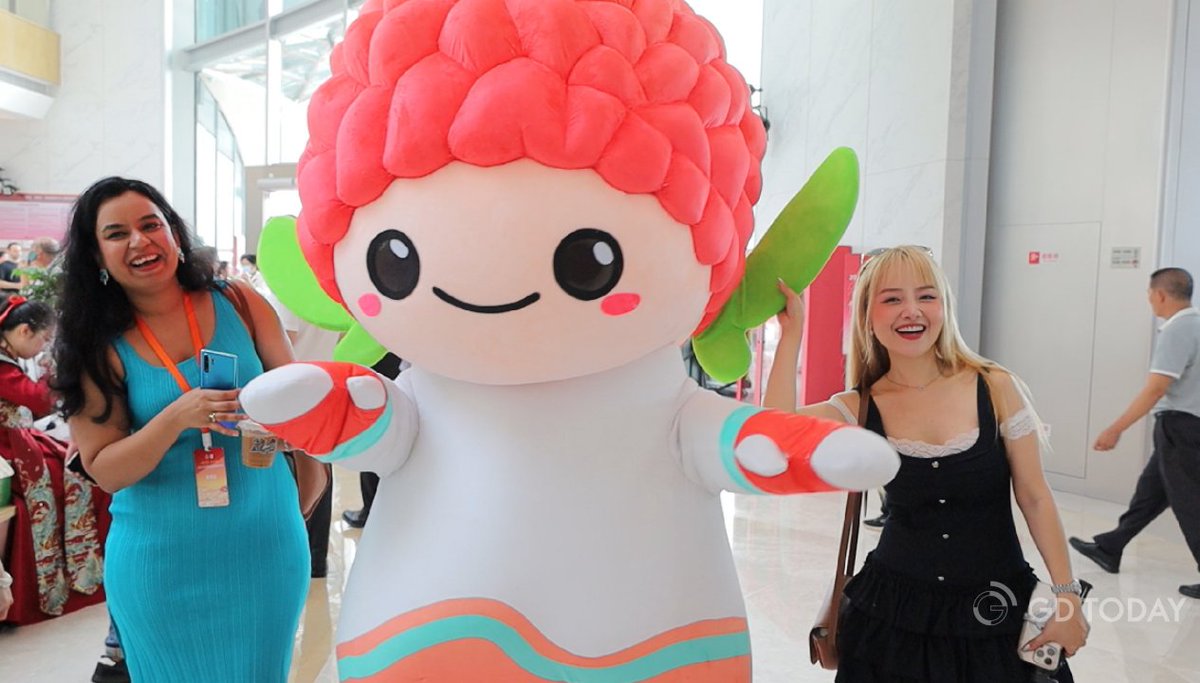 iGuangdong's tweet image. 🎉On May 20, the Baiqiao Service Area, inspired by #lychee, opened on the #Baotou-#Maoming Expressway. It serves as a vibrant landmark with buildings resembling lychee fruit and leaves.🍃

This project blends transportation, #agriculture, culture, tourism, and commerce,