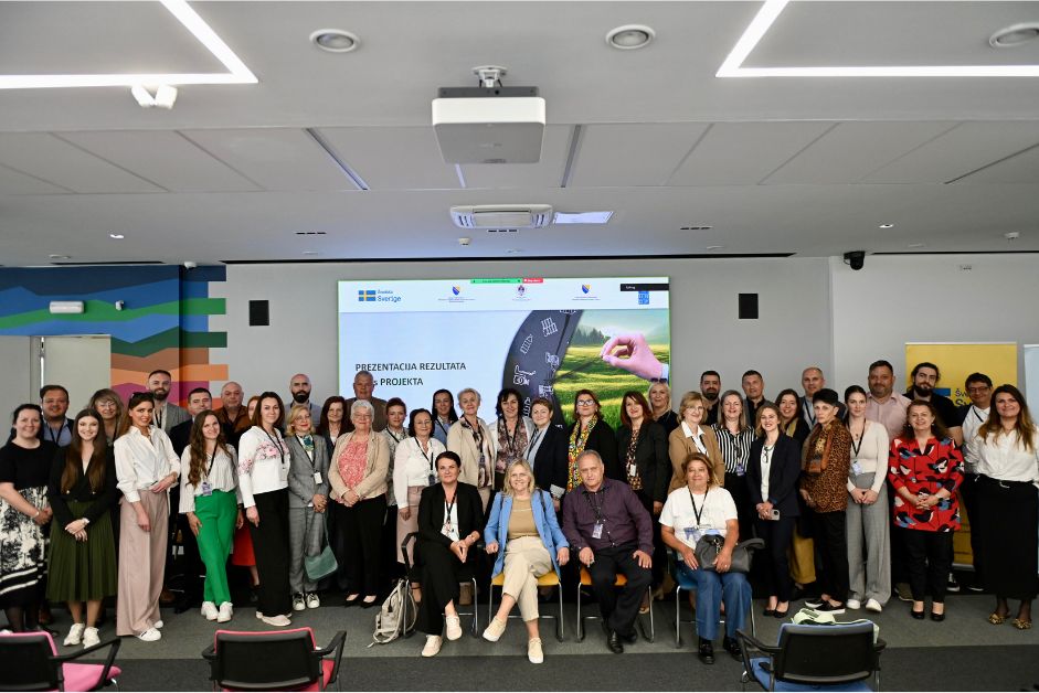 _VictorMunteanu's tweet photo. Proud to mark 6 years of partnership for safer and healthier communities in 🇧🇦.
With support from 🇸🇪 @SwedenBiH, the POPs project helped reduce risks from hazardous substances and laid the groundwork for a greener future.
Our journey continues with the #GreenTransition portfolio. https://t.co/sZq7WxYuR1