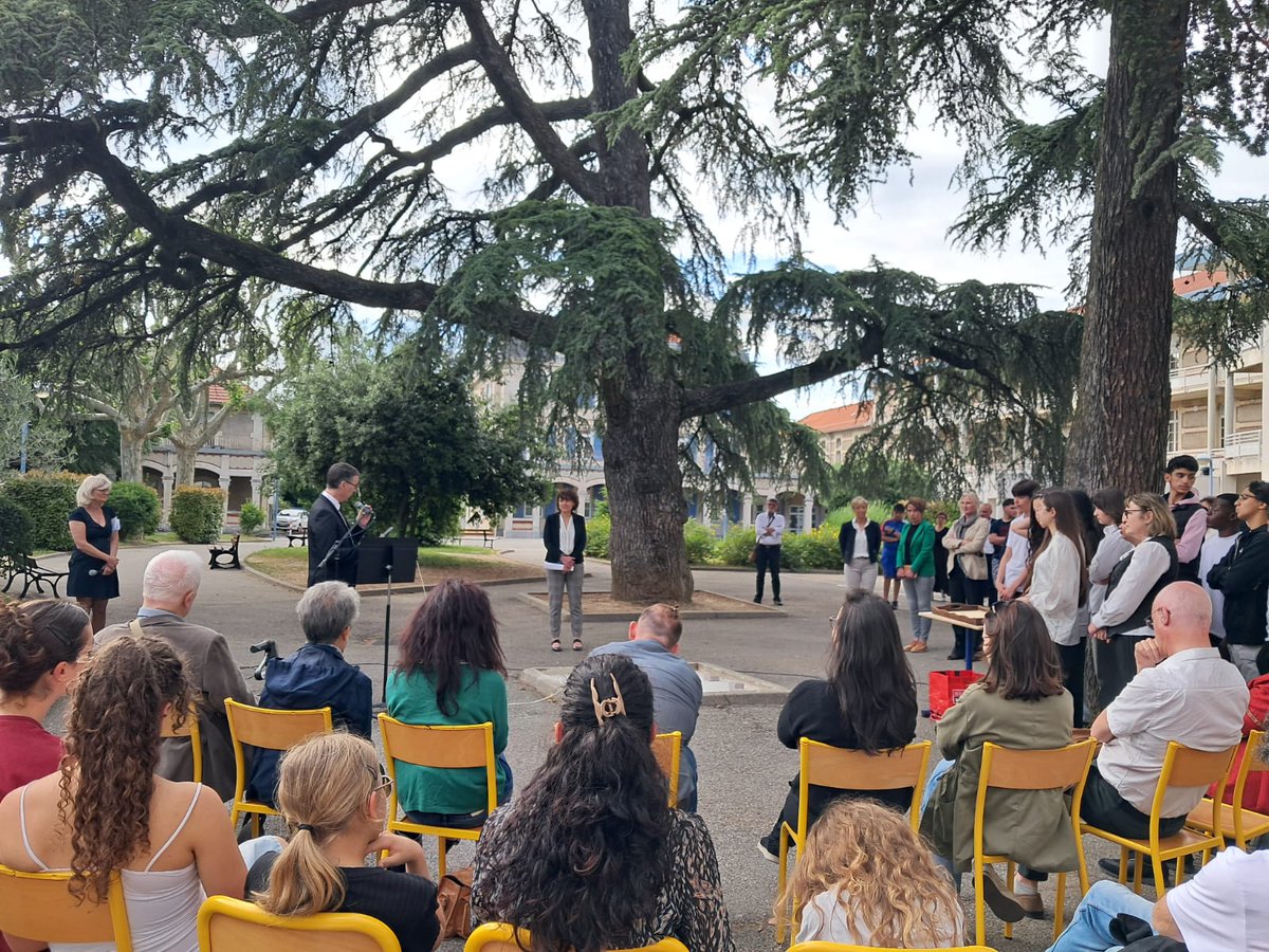 Retour sur la soirée de restitution du projet #Mémoires de la Seconde Guerre mondiale au collège Émile Loubet.
Aux côtés des élèves, le recteur inaugure l’îlot de la Mémoire.
Expositions, film, théâtre : une jeunesse engagée pour faire vivre l’histoire.
#DevoirDeMémoire