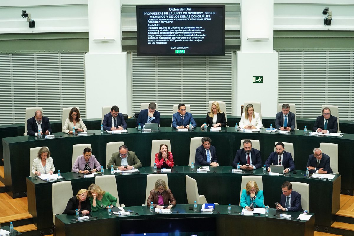 _EstradaYolanda's tweet photo. Mientras la izquierda genera bulos e insulta la inteligencia de todos, desde el gobierno municipal del @GrupPPMadrid seguimos cumpliendo con los compromisos del @ppmadrid y tomando decisiones a favor de los madrileños. 
Hoy protección y mejora del uso residencial. 
#PlenoMadrid @AlmeidaPP_ @bcarabante @InmaSanzO
