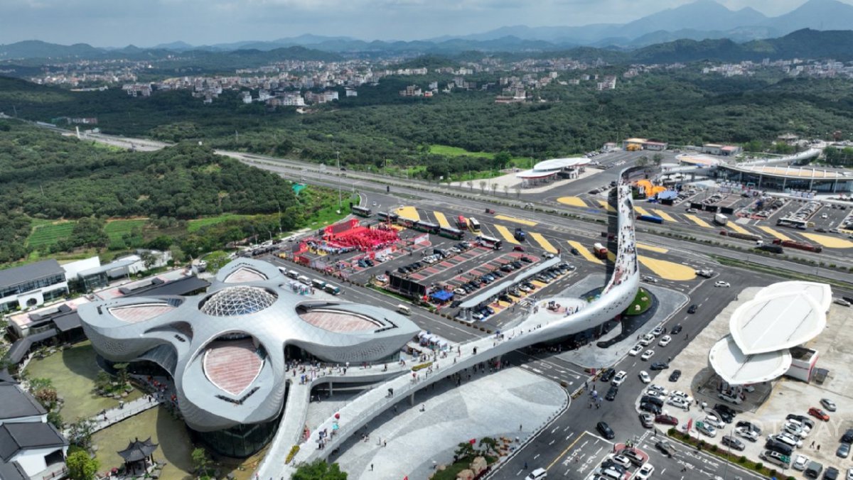 iGuangdong's tweet image. 🎉On May 20, the Baiqiao Service Area, inspired by #lychee, opened on the #Baotou-#Maoming Expressway. It serves as a vibrant landmark with buildings resembling lychee fruit and leaves.🍃

This project blends transportation, #agriculture, culture, tourism, and commerce,