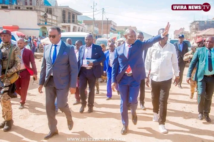 SagyMamengi's tweet photo. Le gouverneur du Sud-Kivu Mr  Jean- Jacques PURUSI est rentré en province. Arrivé à Uvira siège provisoire des institutions provinciales, le gouverneur a dit à la population avoir obtenu des assurances du chef de l'État quant à la reprise de toutes les parties sous occupation. https://t.co/pZB3494G1J