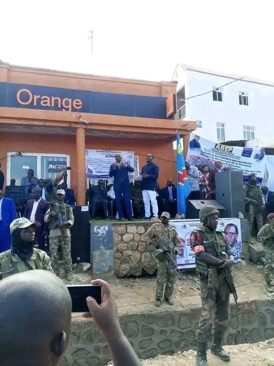 SagyMamengi's tweet photo. Le gouverneur du Sud-Kivu Mr  Jean- Jacques PURUSI est rentré en province. Arrivé à Uvira siège provisoire des institutions provinciales, le gouverneur a dit à la population avoir obtenu des assurances du chef de l'État quant à la reprise de toutes les parties sous occupation. https://t.co/pZB3494G1J