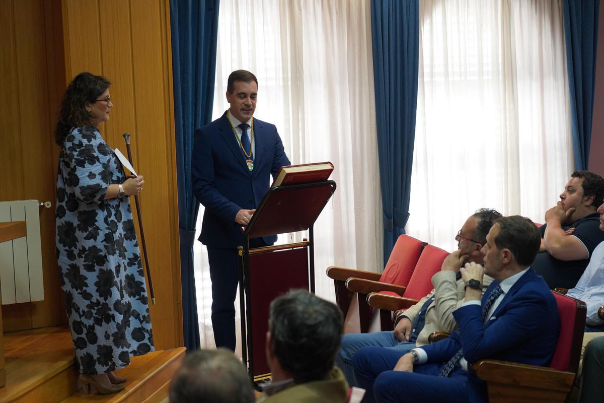 Nuestro compañero <a href="/robertomartip/">Roberto Martínez</a> ha tomado posesión como alcalde, iniciando una nueva etapa de gestión seria, cercana y comprometida con los vecinos.
¡Hoy el Partido Popular recupera un municipio clave para seguir transformando la provincia desde lo local!