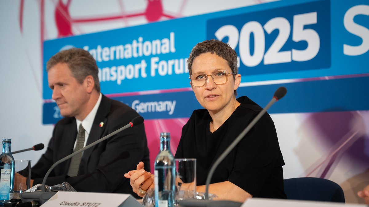 BMDV (@bmdv) on Twitter photo Die Resilienz von Verkehrssystemen – das Leitthema des diesjährigen #ITF25 – ist ein Thema von hoher Dringlichkeit, betont Staatssekretärin Claudia Stutz bei der Eröffnungs-PK <a href="/ITF_Forum/">International #Transport Forum 🌎</a> mit dem chilenischen Transportminister <a href="/JuanCaMunozA/">Juan Carlos Muñoz Abogabir</a> & ITF-Generalsekretär <a href="/Young_T_KIM/">Young Tae KIM 🌏</a>. Die Resilienz von Verkehrssystemen – das Leitthema des diesjährigen #ITF25 – ist ein Thema von hoher Dringlichkeit, betont Staatssekretärin Claudia Stutz bei der Eröffnungs-PK <a href="/ITF_Forum/">International #Transport Forum 🌎</a> mit dem chilenischen Transportminister <a href="/JuanCaMunozA/">Juan Carlos Muñoz Abogabir</a> & ITF-Generalsekretär <a href="/Young_T_KIM/">Young Tae KIM 🌏</a>.