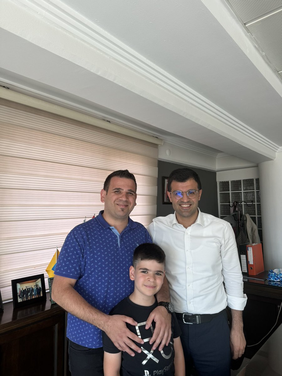 Ortaokul öğretmeni kıymetli hocam Aykut Bağçivan bizleri ziyarete gelerek yeni kaleme aldığı “LİMONATA” isimli eserini hediye etti. 

Çok teşekkür ediyorum, çalışmalarında başarılar diliyorum.