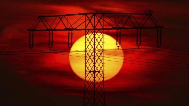 El mercado eléctrico se hunde a  precios mínimos históricos pero el recibo de luz subirá por las medidas para evitar otro apagón

👉 ...muchas plaquitas solares, muchos molinitos... muchos precios mínimos históricos... pero la factura de la luz sube...  ¿quién me lo explica? ⛔️