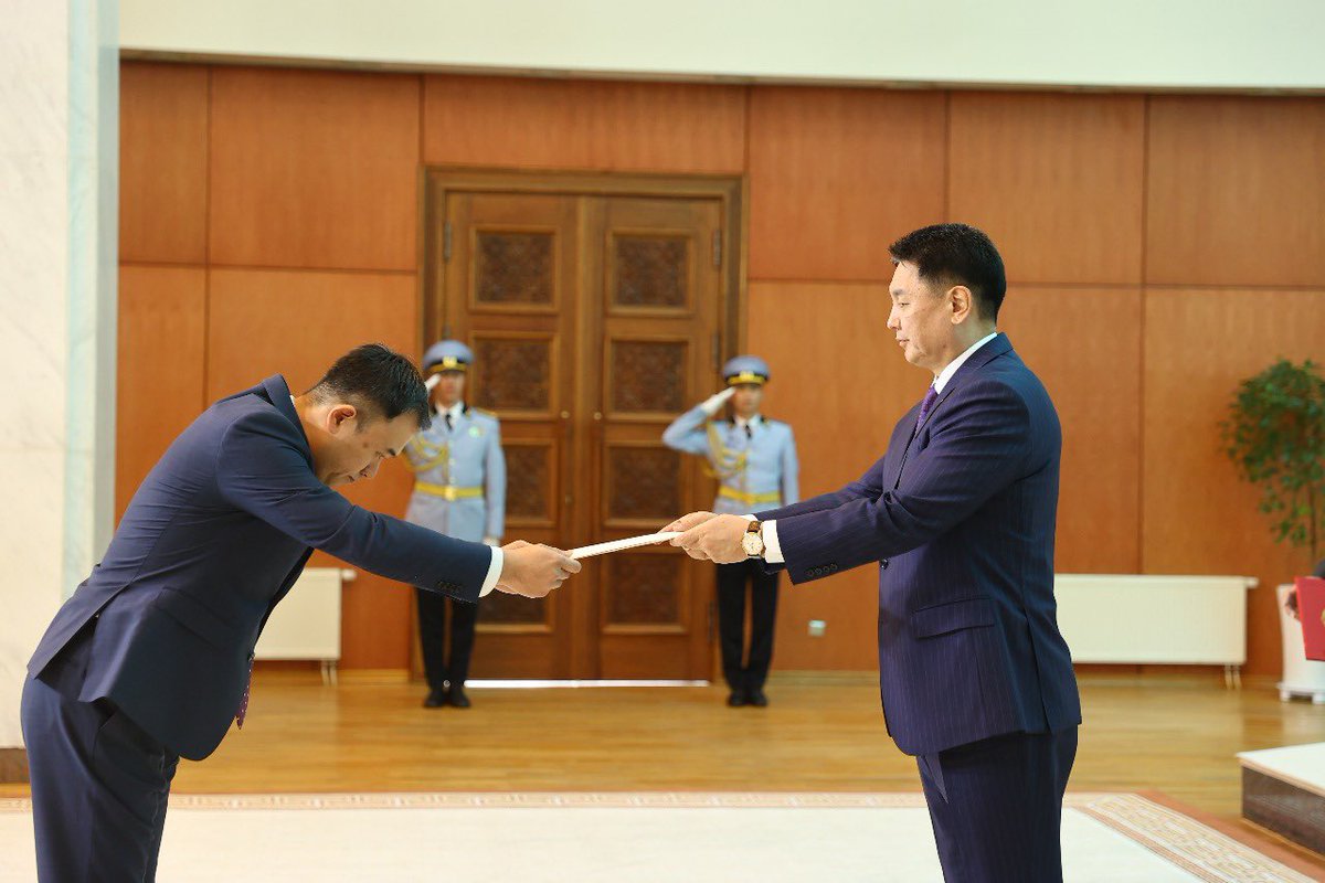 AusAmbMongolia's tweet photo. I am honoured to present my credentials to His Excellency Mr Khurelsukh Ukhnaa, President of Mongolia today. 

I look forward to working with our Mongolian friends and partners to further strengthen the Australia-Mongolia relationship. 🇦🇺🤝🇲🇳 https://t.co/of6kkCc0Ze