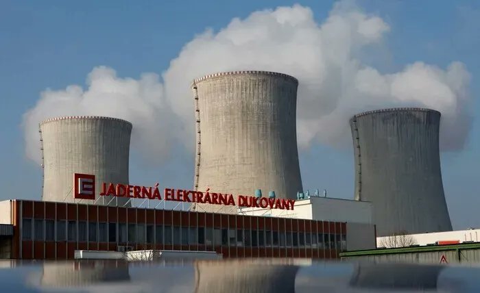 Wczoraj ČEZ złożył odwołanie, które ma umożliwić podpisanie kontraktu z <a href="/KHNP_Cesko/">KHNP Česko</a> na elektrownię ⚛️Dukovany II - zablokowane przez sąd na wniosek EDF. Perypetie Czechów, o których piszę w <a href="/DGPrawna/">Dziennik Gazeta Prawna</a> to sygnał, jak Paryż rozumie europejski  renesans tej i innych gałęzi przemysłu.