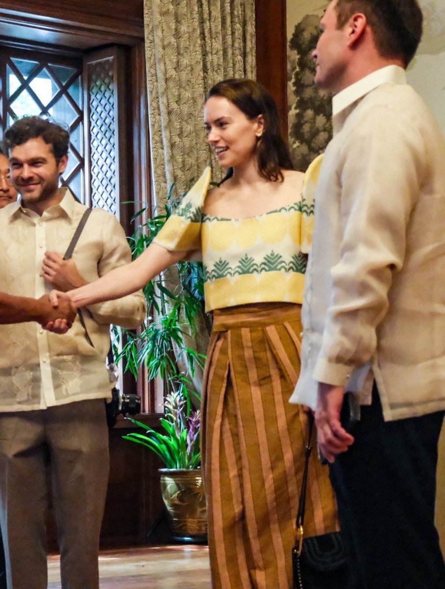 DAISY RIDLEY WEARING FILIPINIANA 😭😭