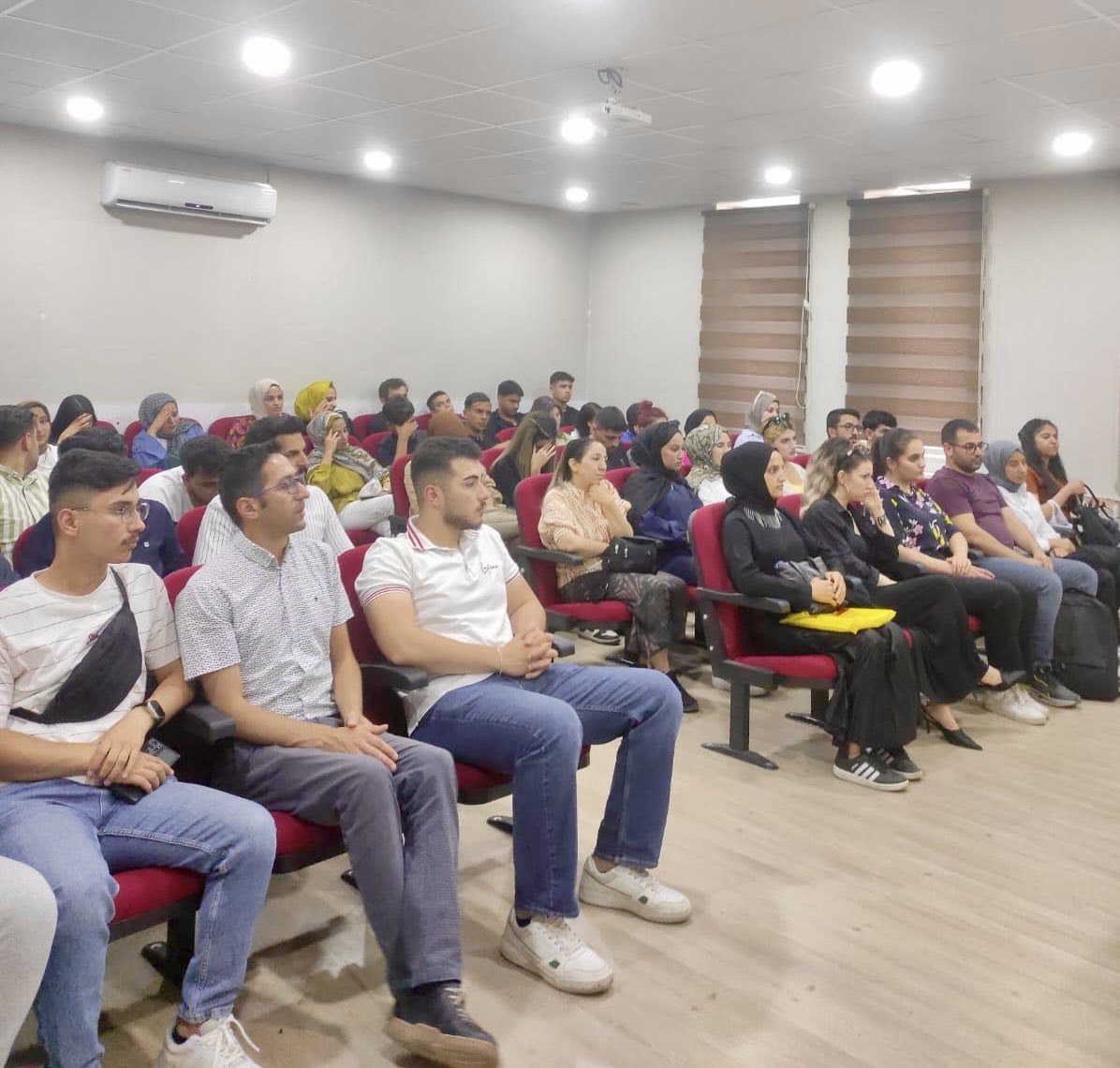 Dış Ticaret Programı öğrencilerine yönelik gerçekleştirilen etkinliğe Şanlıurfa Gümrük Müdür Yardımcısı Mustafa Sarıkurt ve Muayene Memuru Mehmet Salih katıldı. Etkinlikte dış ticaret ve gümrük işlemleri hakkında bilgi verildi ve öğrencilerden gelen sorular yanıtlandı.